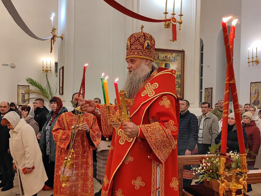 Преосвященнейший епископ Савва совершил торжественное ночное Пасхальное богослужение в Свято-Николаевском кафедральном соборе города Валуйки