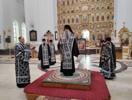 Преосвященнейший епископ Савва совершил утреннее великопостное богослужение в Свято-Николаевском кафедральном соборе города Валуйки