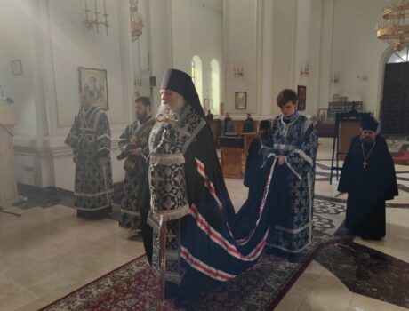 Епископ Савва совершил Божественную Литургию Преждеосвященных даров в Свято-Николаевском кафедральном соборе города Валуйки