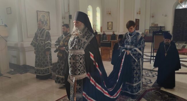Епископ Савва совершил Божественную Литургию Преждеосвященных даров в Свято-Николаевском кафедральном соборе города Валуйки