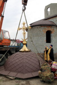 Преосвященный Савва освятил крест в навершии устанавливаемого купола строящегося храма преподобного Сергия Радонежского.
