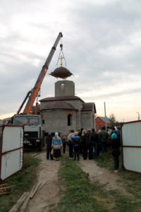 Преосвященный Савва освятил крест в навершии устанавливаемого купола строящегося храма преподобного Сергия Радонежского.