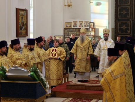 В Свято-Николаевском кафедральном соборе города Валуйки состоялось торжественное соборное богослужение по случаю обретения восстановленного списка чудотворной иконы святителя Николая