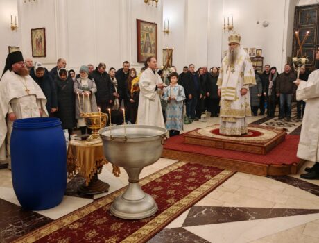 В праздник Крещения Господня епископ Валуйский и Алексеевский Савва совершил ночную Божественную Литургию в Свято-Николаевском кафедральном соборе города Валуйки