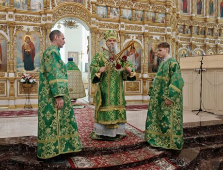 В праздник Входа Господня в Иерусалим Преосвященнейший епископ Савва совершил Божественную Литургию в Свято-Николаевском кафедральном соборе города Валуйки