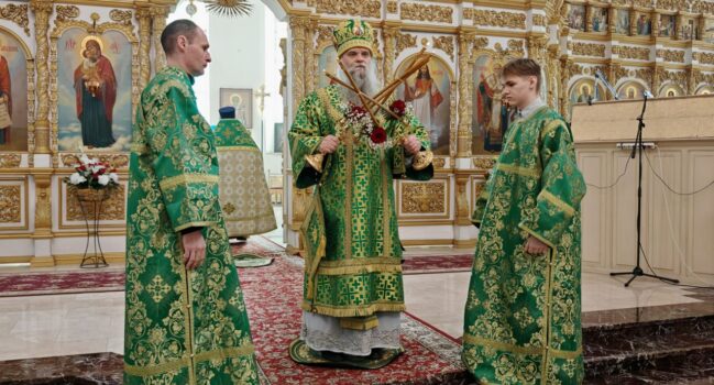 В праздник Входа Господня в Иерусалим Преосвященнейший епископ Савва совершил Божественную Литургию в Свято-Николаевском кафедральном соборе города Валуйки