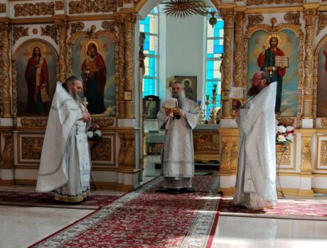 В Великую субботу епископ Савва совершил Божественную Литургию в Свято-Николаевском кафедральном соборе города Валуйки