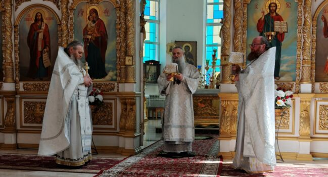 В Великую субботу епископ Савва совершил Божественную Литургию в Свято-Николаевском кафедральном соборе города Валуйки