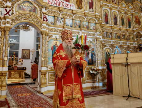 Преосвященнейший епископ Валуйский и Алексеевский Савва совершил ночное Пасхальное богослужение в Свято-Николаевском кафедральном соборе города Валуйки