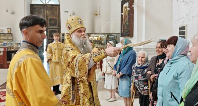 В день празднования перенесения мощей святителя и чудотворца Николая из Мир Ликийских в Бар епископ Валуйский и Алексеевский Савва совершил Божественную Литургию в Свято-Николаевском кафедральном соборе города Валуйки