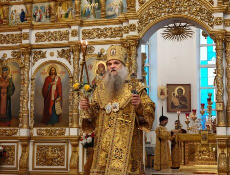 В день памяти святителя Николая, архиепископа Мир Ликийских, чудотворца епископ Валуйский и Алексеевский Савва совершил Божественную Литургию в Свято-Николаевском кафедральном соборе города Валуйки