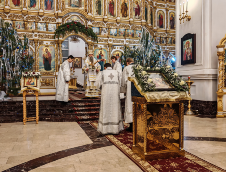 В праздник Рождества Христова правящий архиерей Валуйской епархии совершил ночную Божественную Литургию в Свято-Николаевском кафедральном соборе города Валуйки