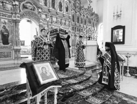 В Великую Пятницу епископ Валуйский и Алексеевский Савва совершил вечерню с чином выноса Святой Плащаницы Спасителя в Свято-Николаевском кафедральном соборе города Валуйки