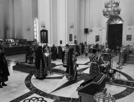 Епископ Савва совершил утреню с чином погребения плащаницы Спасителя в Свято-Николаевском кафедральном соборе города Валуйки